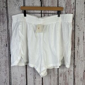 NWT Fabletics Plus Size 3X | 20-22 White Cotton Voile High-Waisted Short Pocket‎